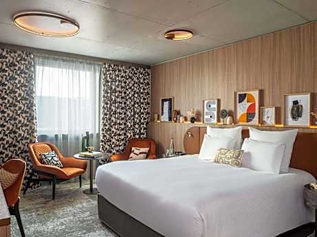 Connecting Family King Room with Sofa Bed and Two Single Beds