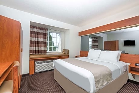 Queen Room with Tub with Grab Bars - Mobility Accessible/Non-Smoking