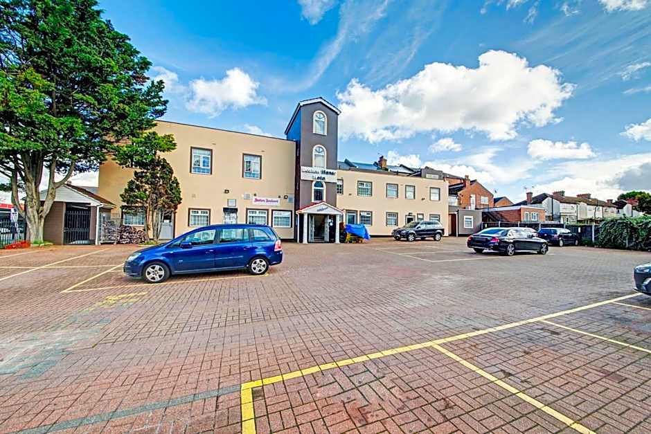 OYO Bostons Manor Hotel