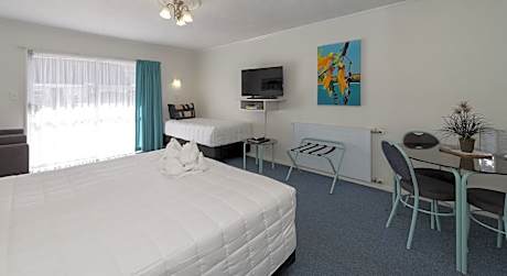 Twin Studio with Hot Tub