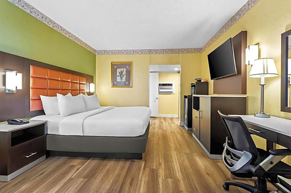 Quality Inn Airport - Cruise Port