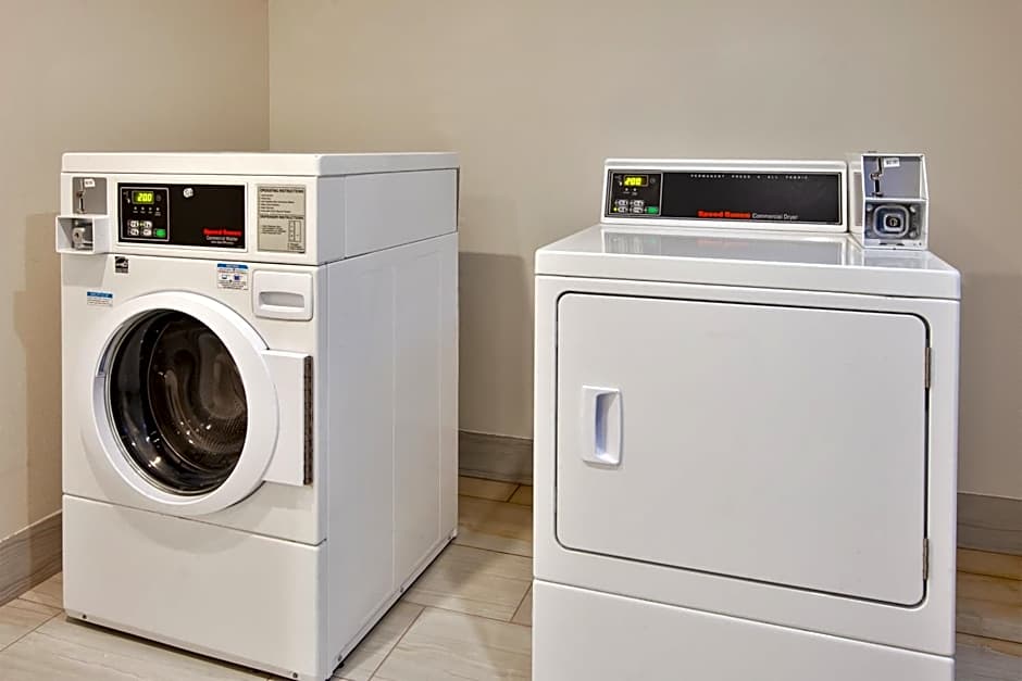 Holiday Inn Express Hotel & Suites Warrenton By IHG