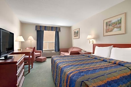 1 King Bed Studio Suite Non-Smoking