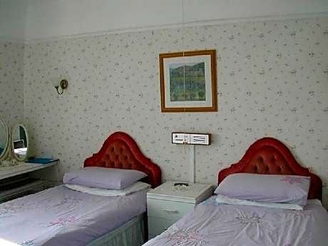 Double or Twin-Ensuite with Shower-over Bath (Zip-link Beds)