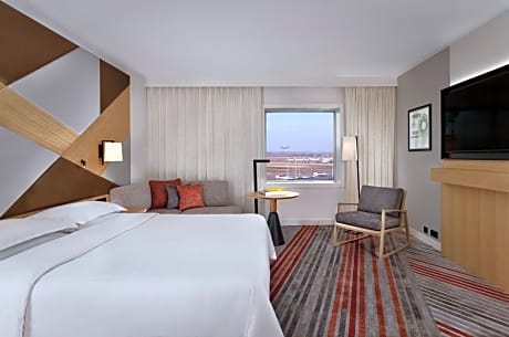 Deluxe, Guest room, King, Airport view