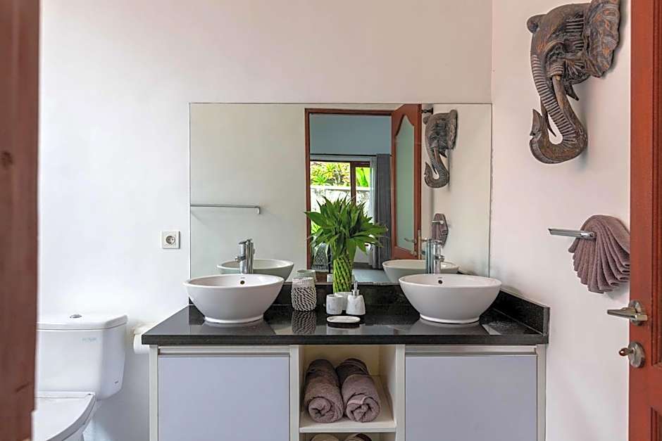 Villa Rosa - Spacious Oasis with Private Pool, close to Beach & Dining
