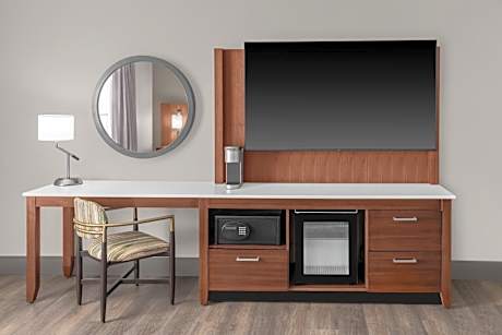 King Room with Roll-In Shower - Mobility/Hearing Accessible