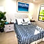 Tropical Beach Condo - Pool, Shops, 86" TV, WiFi