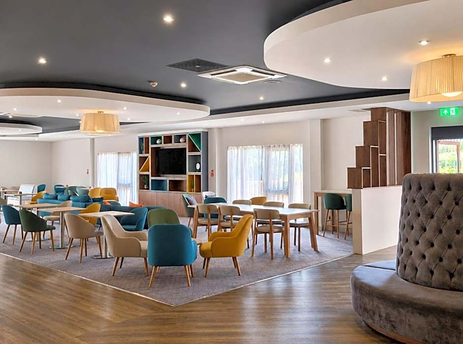 Holiday Inn Cardiff - North M4 By IHG