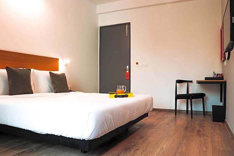 Super Townhouse Galleria Market Near Golf Course Road