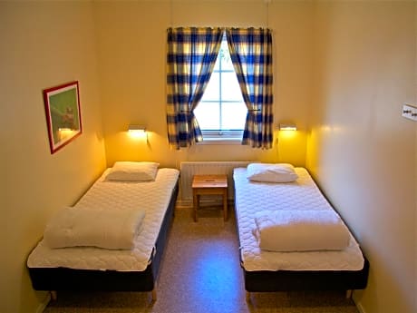 Twin Room with Private Bathroom - Pet Friendly