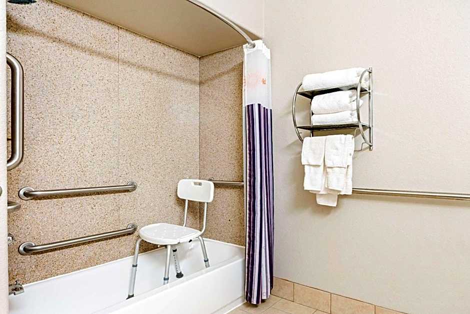 La Quinta Inn & Suites by Wyndham Ada