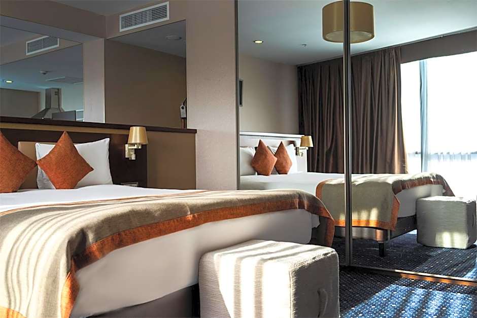 Parkside Hotel & Apartments