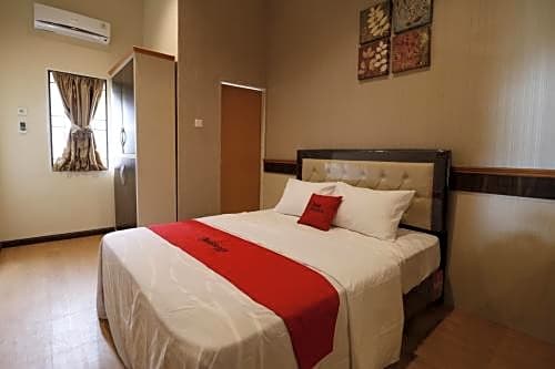 RedDoorz Plus Near Universitas Sumatera Utara - Guest Reservations