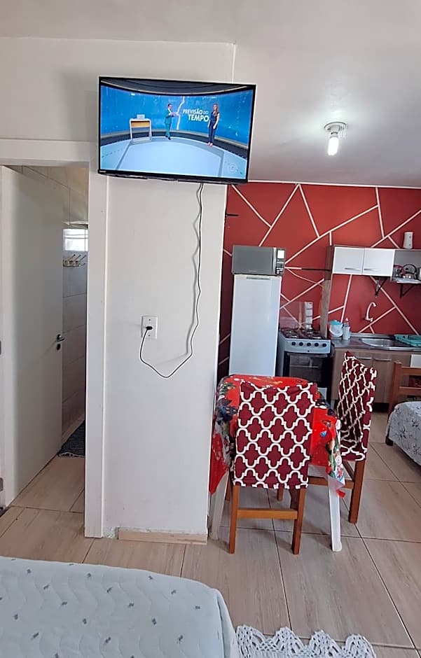 KITNET S2 em TORRES-RS - Na mais bela praia Gaúcha - Cozinha - Banheiro - Ar condicionado - TV smart 32' - Wi-Fi - Estacionamento - Anfitriã Superhost no BnB