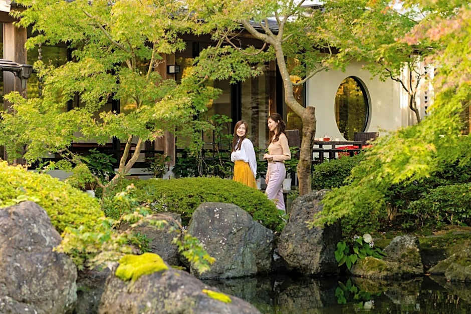 Hotel Hoho "A hotel overlooking the Echigo Plain and the Yahiko mountain range" formerly Hotel Oohashi Yakata-no-Yu