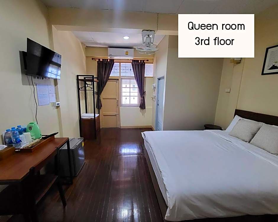 Achcha hotel - itsaraphap MRT station - Wat Arun