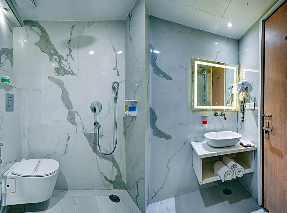 Hotel Gold Palace - 03 Mins Walk From New Delhi Railway Station