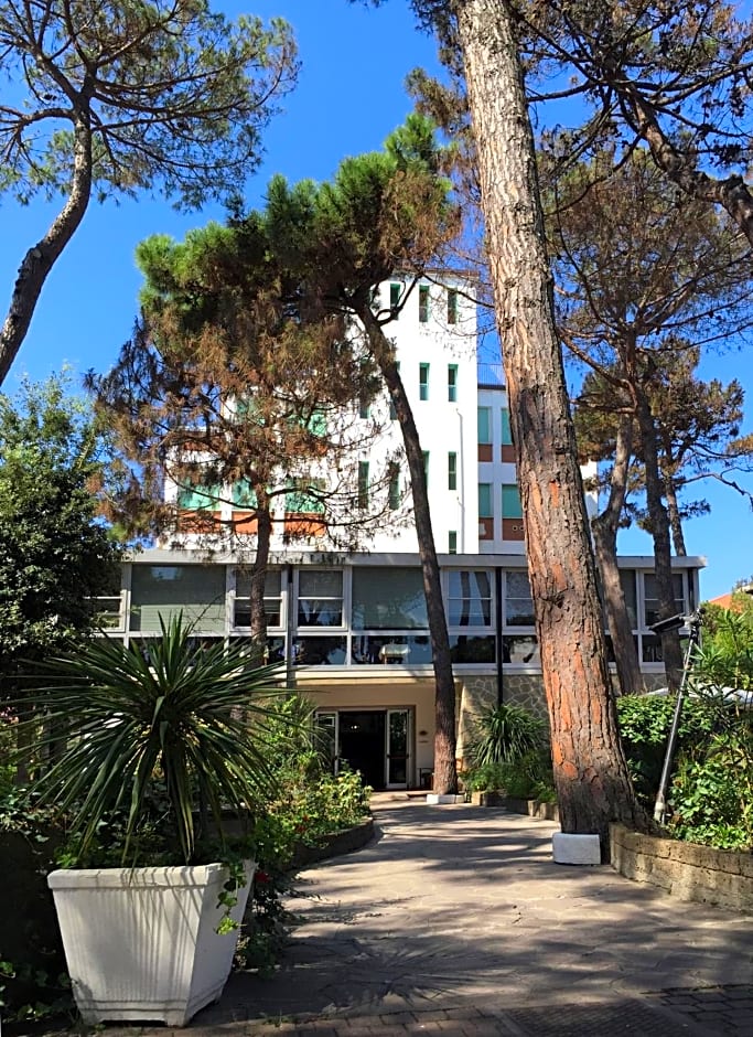B&B Promenade Hotel Simple con Piscina