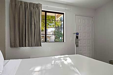 Deluxe Queen Room - Non-Smoking