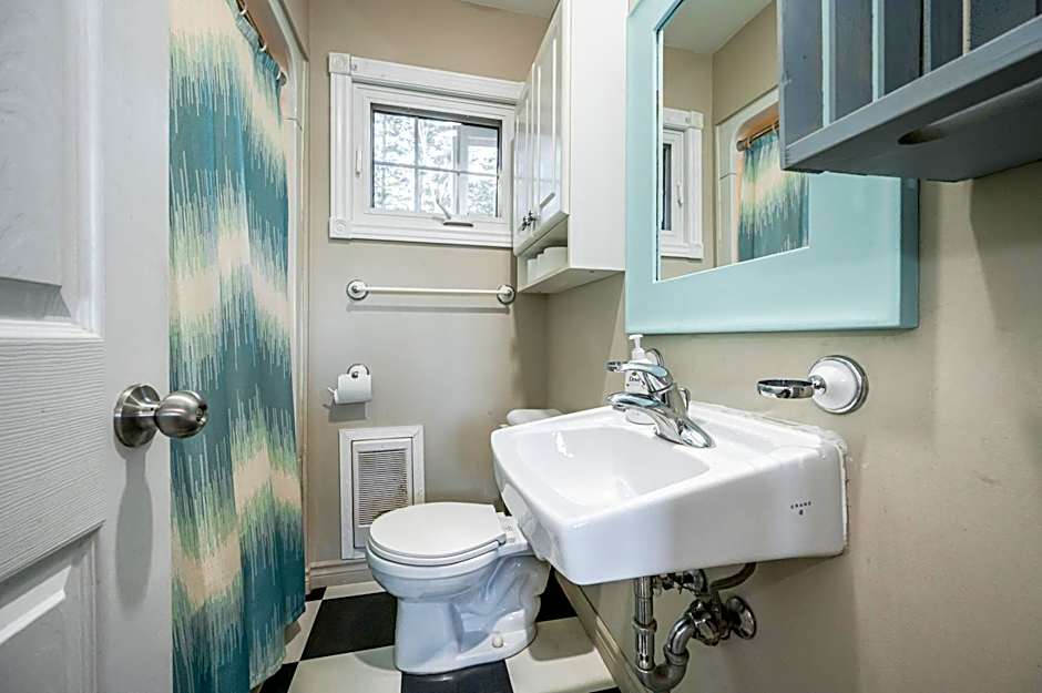 Serene Lakefront Retreat Explore & Unwind