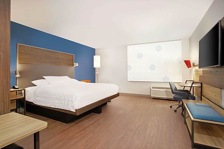 Photo 1 of 6 of 1 King Bed, Mobility Accessible, Bathtub