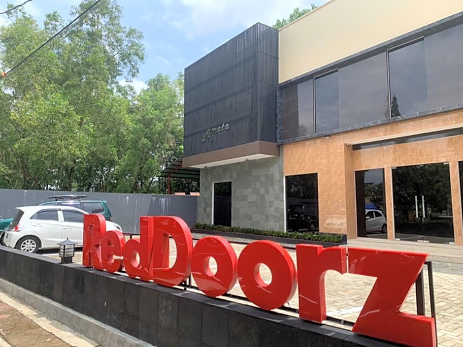 RedDoorz near Alun Alun Purbalingga