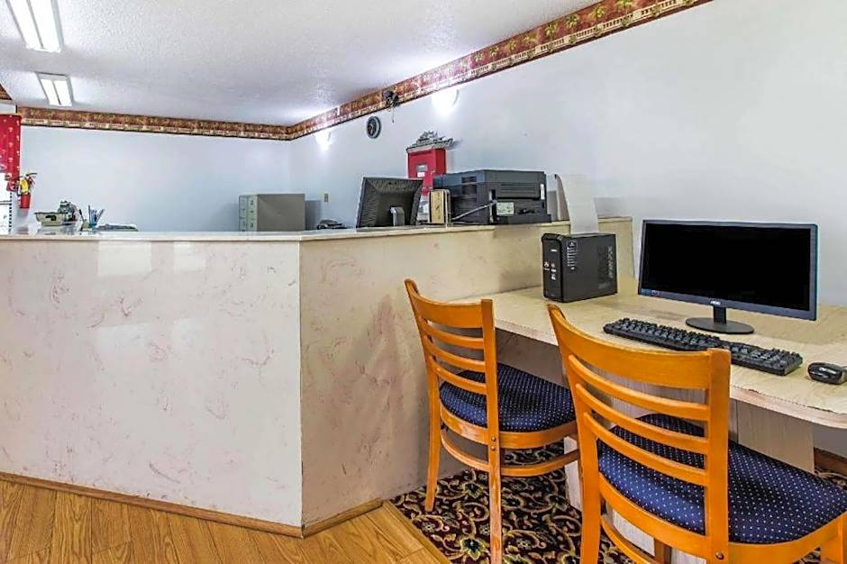 Econo Lodge Inn & Suites