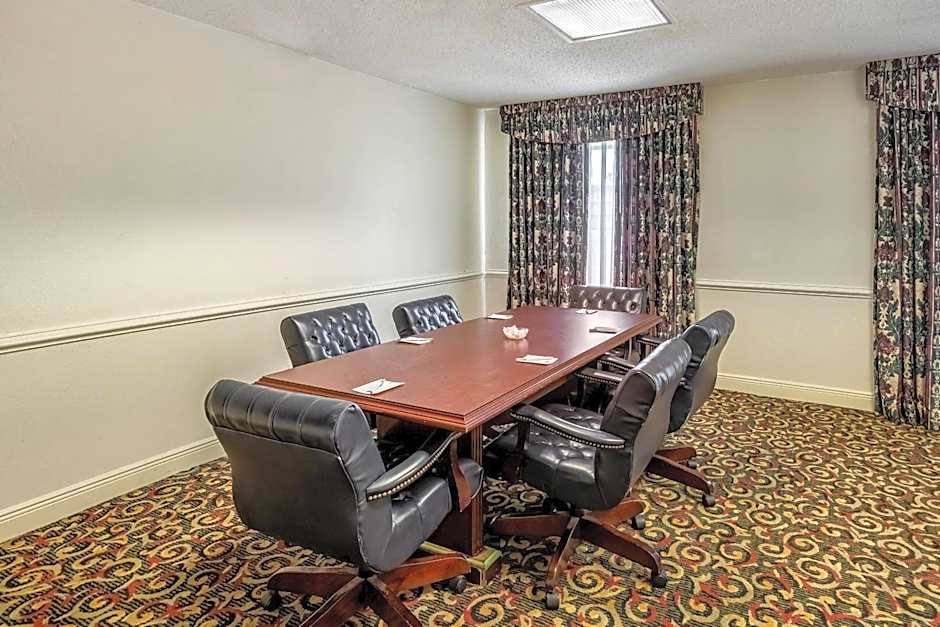 Clarion Inn & Suites Central Clearwater Beach