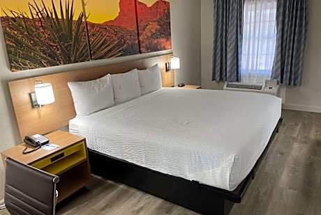 Deluxe King Room - Mobility Access/Non-Smoking