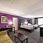 La Quinta Inn & Suites by Wyndham San Antonio Downtown