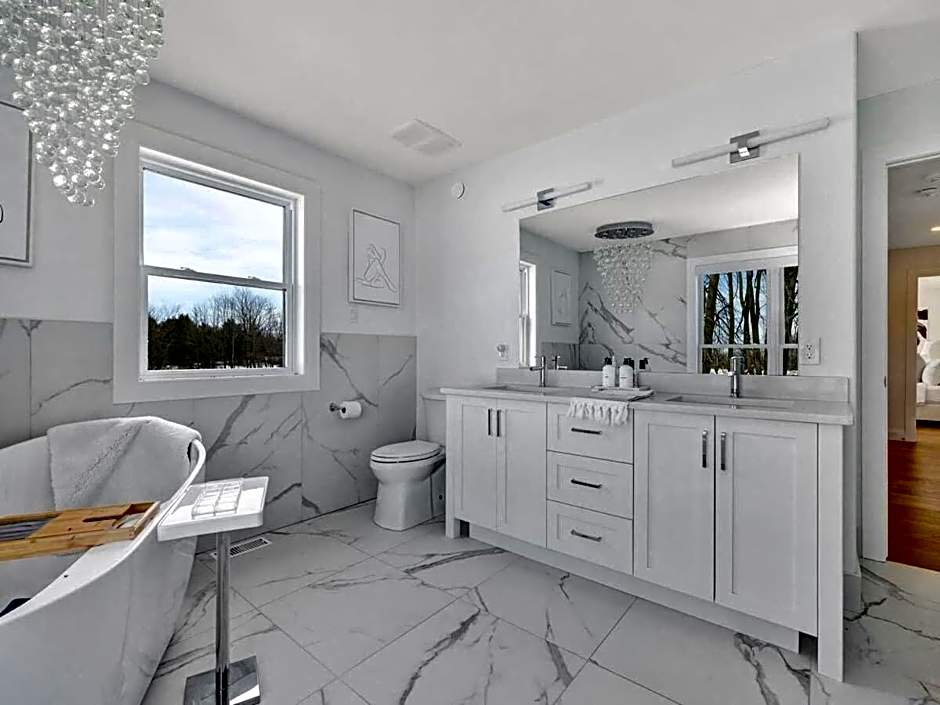 Gorgeous private retreat with hot tub