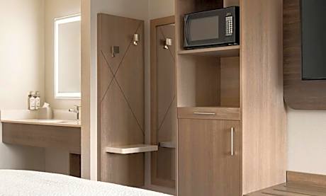 Standard Queen Room with Two Queen Beds - Communications Accessible