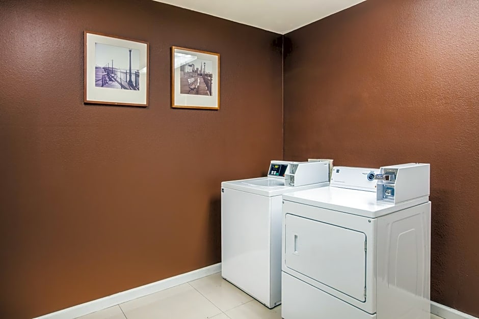 Days Inn & Suites by Wyndham Antioch