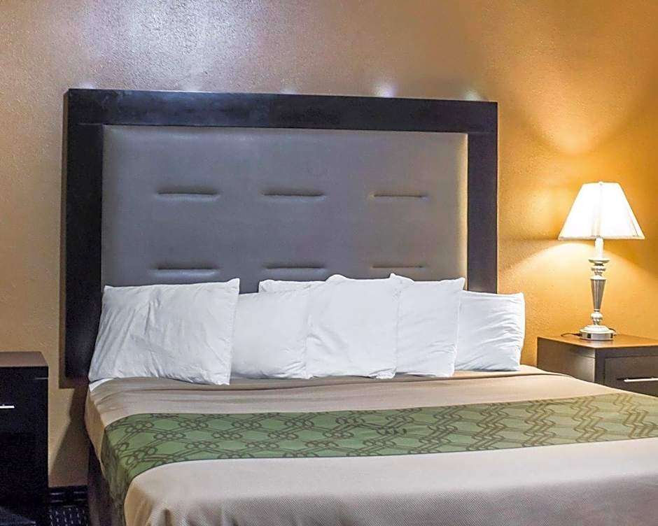 Photo 1 of 4 of Standard 1 King Bed, Nonsmoking