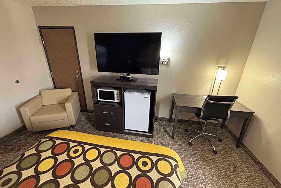 Super 8 by Wyndham Marshall