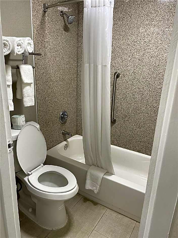 Days Inn & Suites by Wyndham Collierville Germantown Area