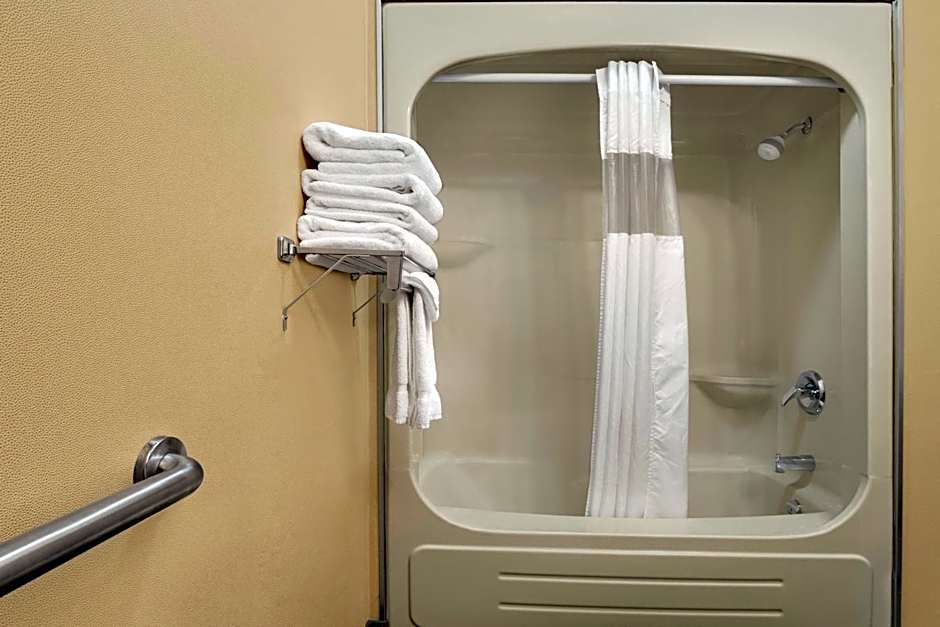 Days Inn & Suites by Wyndham Brandon