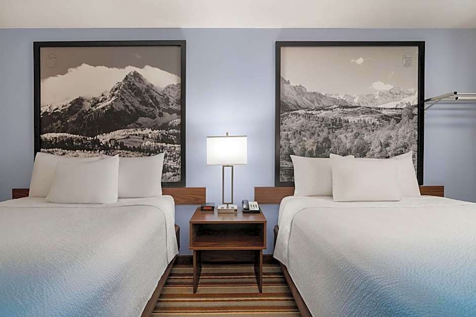 Super 8 by Wyndham Longmont/Twin Peaks