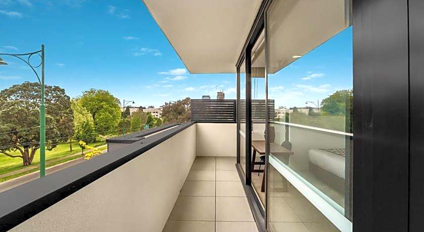 Whitehorse Apartments Hotel