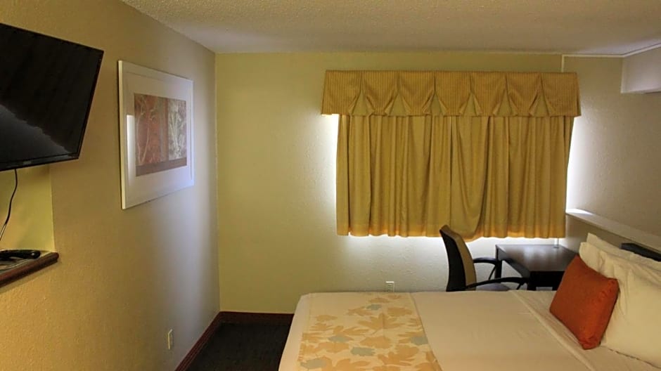 Hawthorn Suites Wichita East