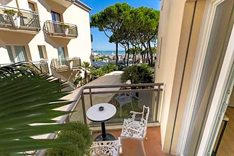 Deluxe Triple Room with Balcony Lateral Sea View