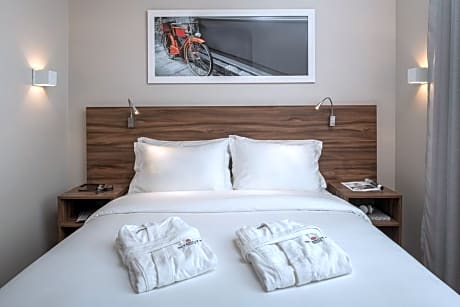 WHEELCHAIR ACCESSIBLE Capacity 03