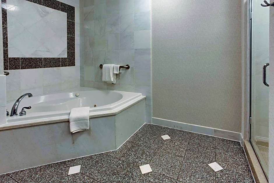 Drury Inn & Suites West Des Moines