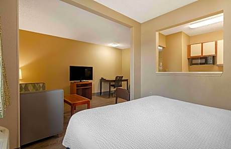 Deluxe Queen Accessible Non-Smoking