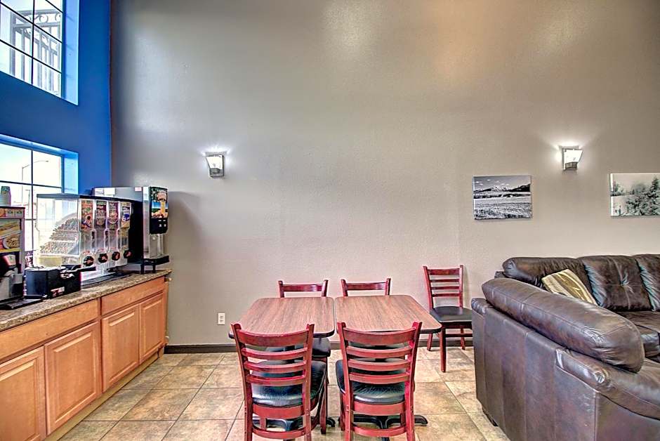 Days Inn & Suites by Wyndham Lolo