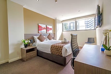 1 Queen Bed Non-Smoking Standard Room Kitchenette Wi-Fi Air-Conditioned