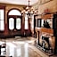 Classic Queen - Curry Mansion with Heated Pool