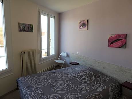 Basic Single Room with Shared Bathroom