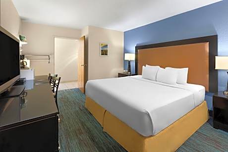 1 King Bed Mobility/Hearing Accessible Room Bathtub w/ Grab Bars Non-Smoking